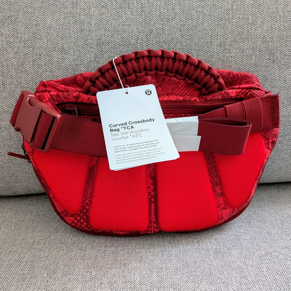 Lululemon x Team Canada Curved Crossbody Bag NWT - Picture 2 of 6